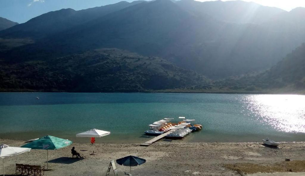 Korissia With Lake View Kournas Екстер'єр фото